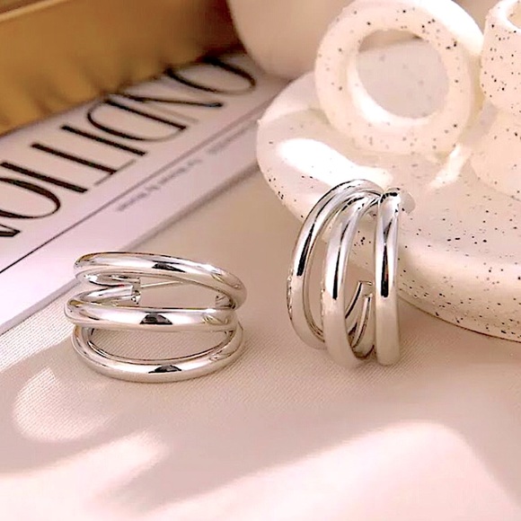 ⚜️[𝟯/$𝟭𝟴]⚜️Big Tripple Silver Hoop Earrings NEW - Picture 2 of 7
